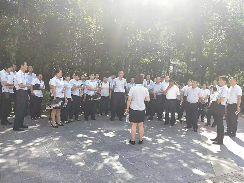 7.物业公司举行效劳标准检查交流活动.jpg