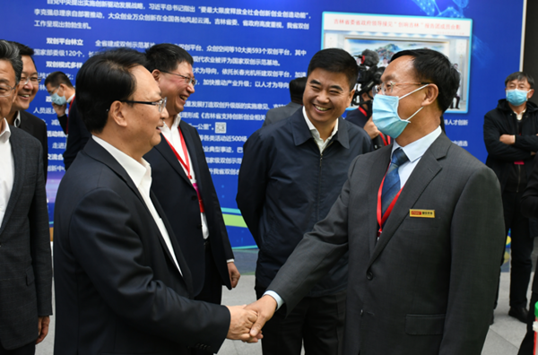 24.省长景俊海与尊龙凯时农业董事长杨柏明亲热握手_副本.png