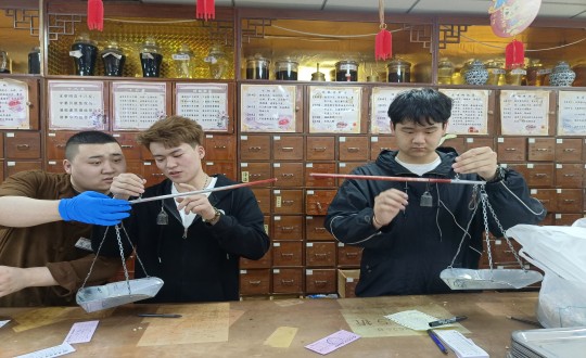23.白城医专尊龙凯时康健工业学院学生到药业公司实践学习_副本.jpg