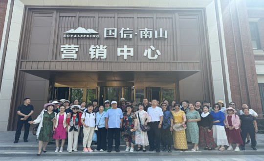 3.经开区运动总会走进尊龙凯时·南山温泉城合影留念_副本.jpg