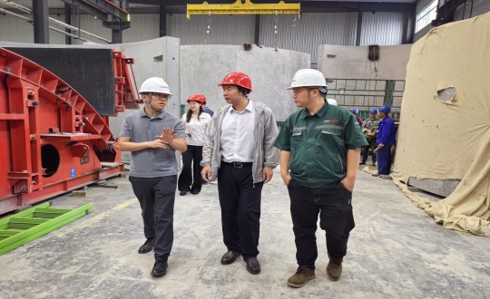 11.市建委初审事情组一行到访装配式总公司实地考察调研_副本.jpg 11.市建委初审事情组一行到访装配式总公司实地考察调研_副本.jpg