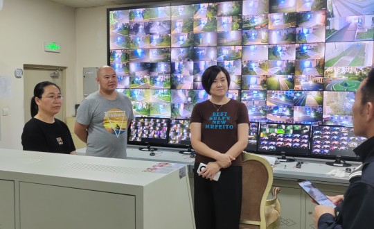 15.物业总公司副总司理于春草向导夜间巡查小组举行夜巡_副本.jpg 15.物业总公司副总司理于春草向导夜间巡查小组举行夜巡_副本.jpg